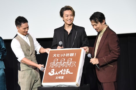 「3人の信長」カステラを見せるTAKAHIRO（中央）、市原隼人（左）、岡田義徳（右）。