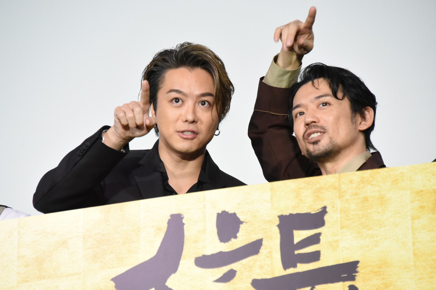 左からTAKAHIRO、岡田義徳。