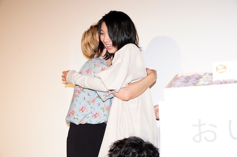 ハグを交わす松本穂香とふくだももこ。