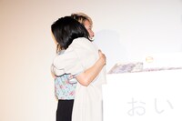 ハグを交わす松本穂香とふくだももこ。