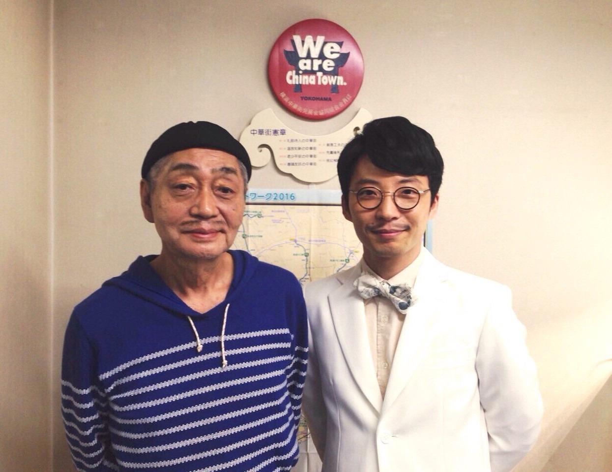 左から細野晴臣、星野源。