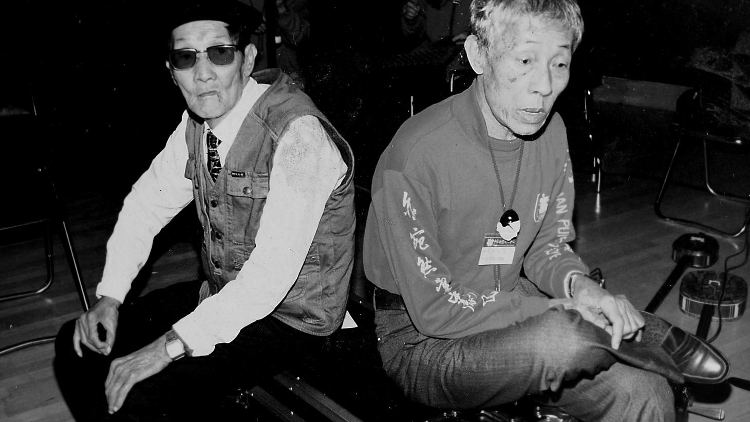 「台湾、街かどの人形劇」より、左からリー・ティエンルー、チェン・シーホァン。