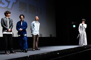坂口涼太郎（右）のフリートークに困惑する共演者たち。