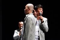 この日のためにスキンヘッドにした後輩のカミソリ負けを見せる木本武宏（右）。