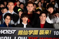 「HiGH&LOW THE WORST」男性限定試写会の様子。前列左から塩野瑛久、志尊淳、荒井敦史。後列左から葵揚、小柳心、坂口涼太郎。