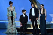 第71回エミー賞授賞式に登壇した「ゲーム・オブ・スローンズ」のキャスト。左からレナ・ヘディ、ピーター・ディンクレイジ、キット・ハリントン、エミリア・クラーク。（写真提供：JIM RUYMEN / UPI / Newscom / ゼータ イメージ）