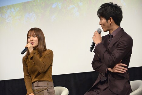 左から松岡茉優、松坂桃李。