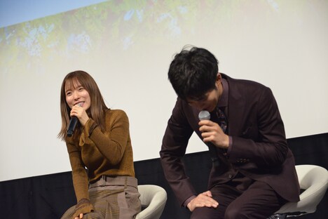 子供からの「ピアノが上手だった」という感想に感謝を述べる松岡茉優（左）と頭を下げる松坂桃李（右）。