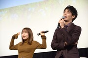 左から松岡茉優、松坂桃李。