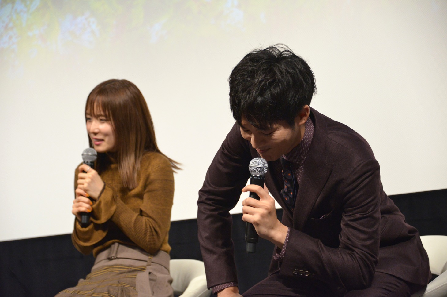 子供からの「どうしたらそんなに輝いていられるんですか」という質問にうなだれる松坂桃李（右）。