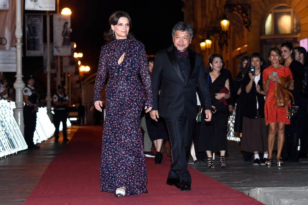 第67回サンセバスチャン国際映画祭の様子。左からジュリエット・ビノシュ、是枝裕和。