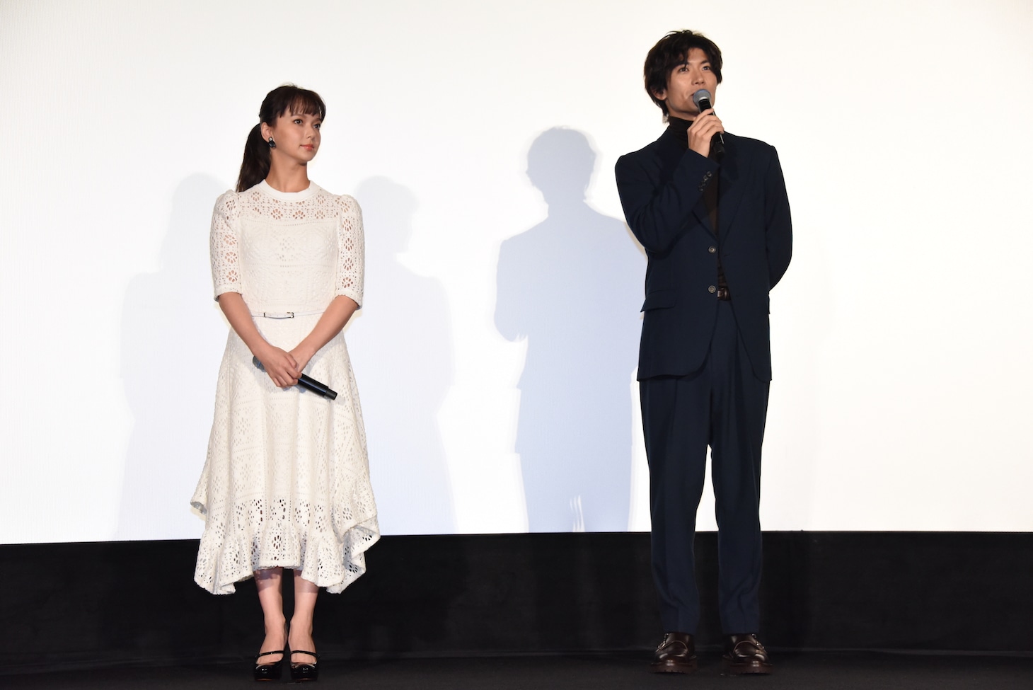 左から多部未華子、三浦春馬。