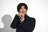 佐藤が指輪を見せるシーンを再現する三浦春馬。