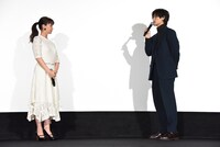 多部未華子（左）に感謝を伝える三浦春馬（右）。