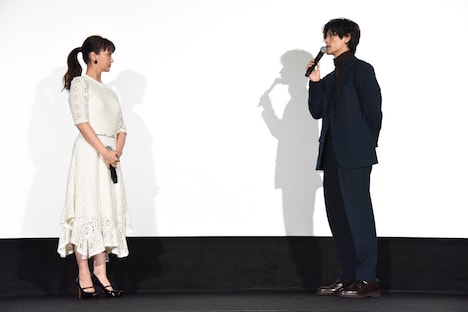 多部未華子（左）に感謝を伝える三浦春馬（右）。