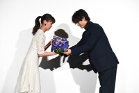 多部未華子（左）に花束を渡す三浦春馬（右）。