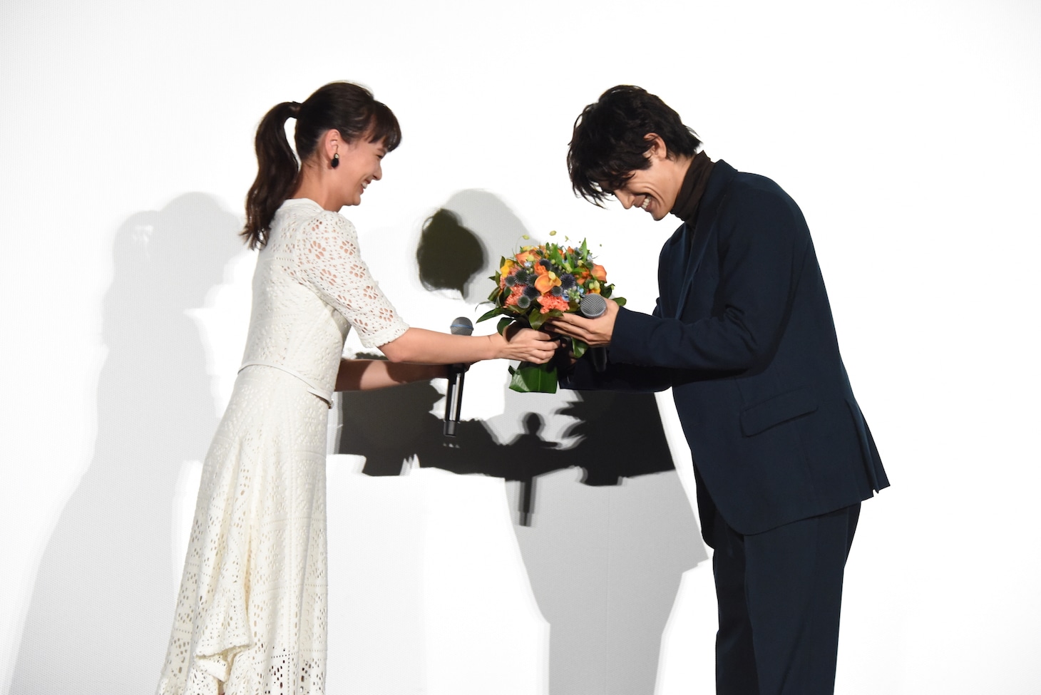 三浦春馬（右）に花束を渡す多部未華子（左）。
