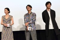 左から中山美穂、岩井秀人、大東駿介。