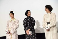 左から土居志央梨、坂井真紀、秋山菜津子。