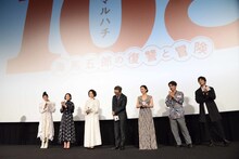 観客と共演者から大きな拍手を受ける松尾スズキ（中央）。