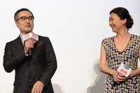 左から松尾スズキ、中山美穂。