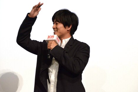 カツラの高さを説明する大東駿介。