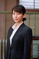 吉岡里帆演じる彩雲真空。