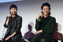 左から麻生久美子、オダギリジョー。