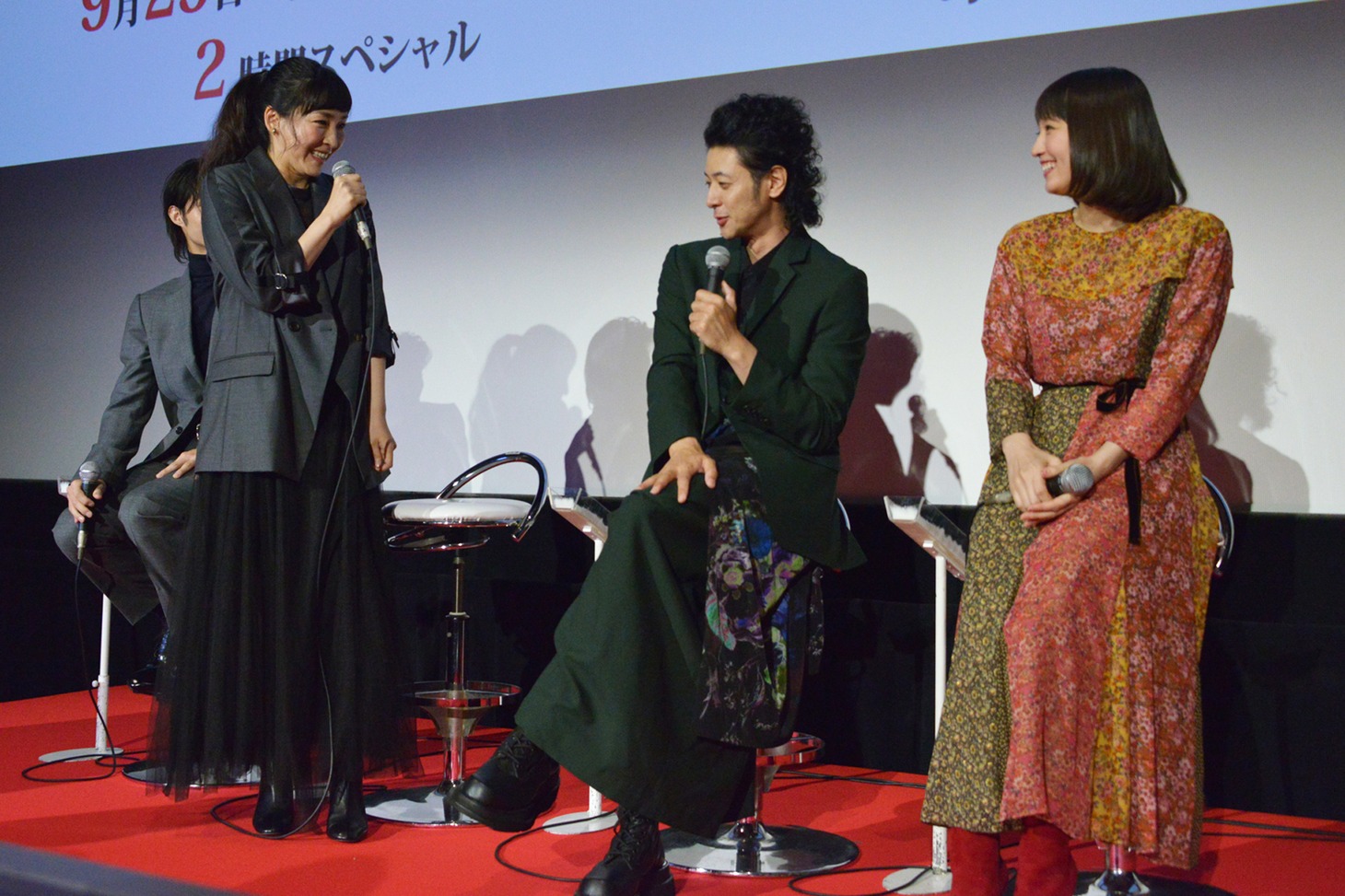 オダギリジョー（中央）と再会した日の様子を再現する麻生久美子（左）。