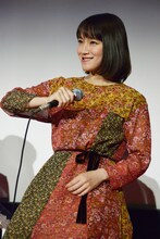 アントニオ猪木の顔まねをする吉岡里帆。