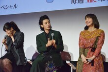 麻生久美子（左）が共演者から伝授された一発ギャグを代理で披露するオダギリジョー（中央）。