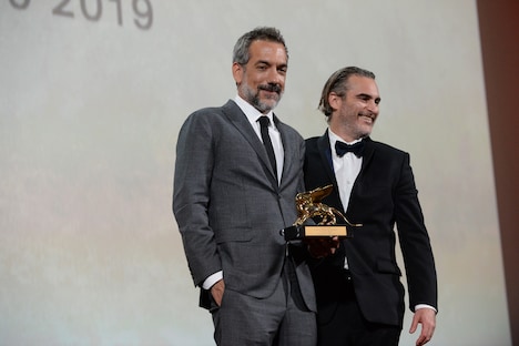 左からトッド・フィリップス、ホアキン・フェニックス。