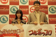 9月23日に東京・ピーズスタジオで行われた囲み取材に出席した小籔千豊（右）と西野七瀬（左）。