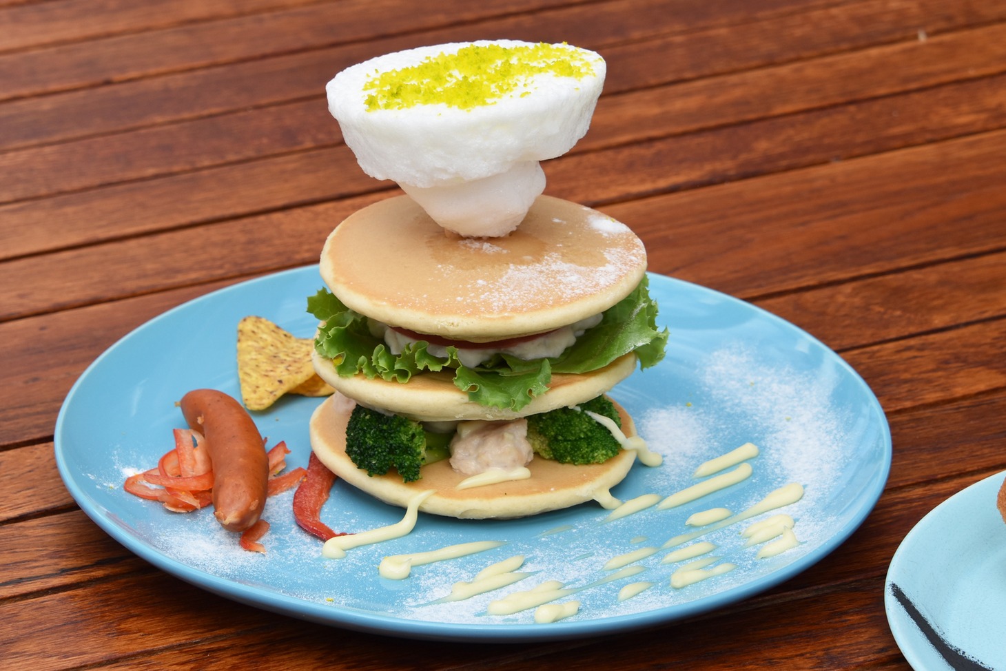 「美しくなるビアガーデン」で販売される「かなとこ雲のパンケーキ」（税別1463円）。