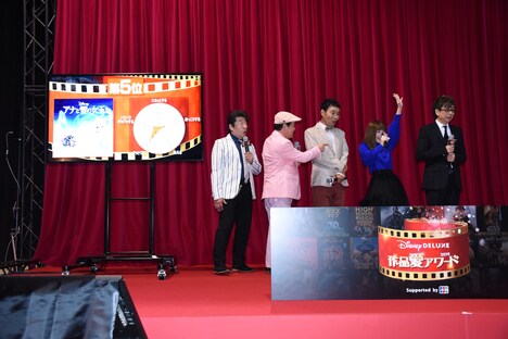 「アナと雪の女王」が5位に選ばれ、喜ぶ神田沙也加（右から2番目）。