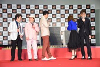 並べられたドミノに驚く登壇者たち。