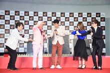 ドミノを倒す役割を上島竜兵（左から2番目）に譲る登壇者たち。