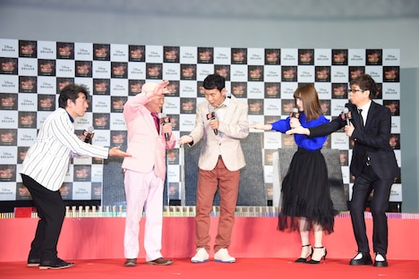 ドミノを倒す役割を上島竜兵（左から2番目）に譲る登壇者たち。