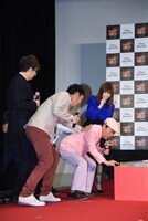 肥後克広に押される上島竜兵。