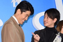フォトセッションの前に雑談で盛り上がる鈴木亮平（左）と佐藤健（右）。