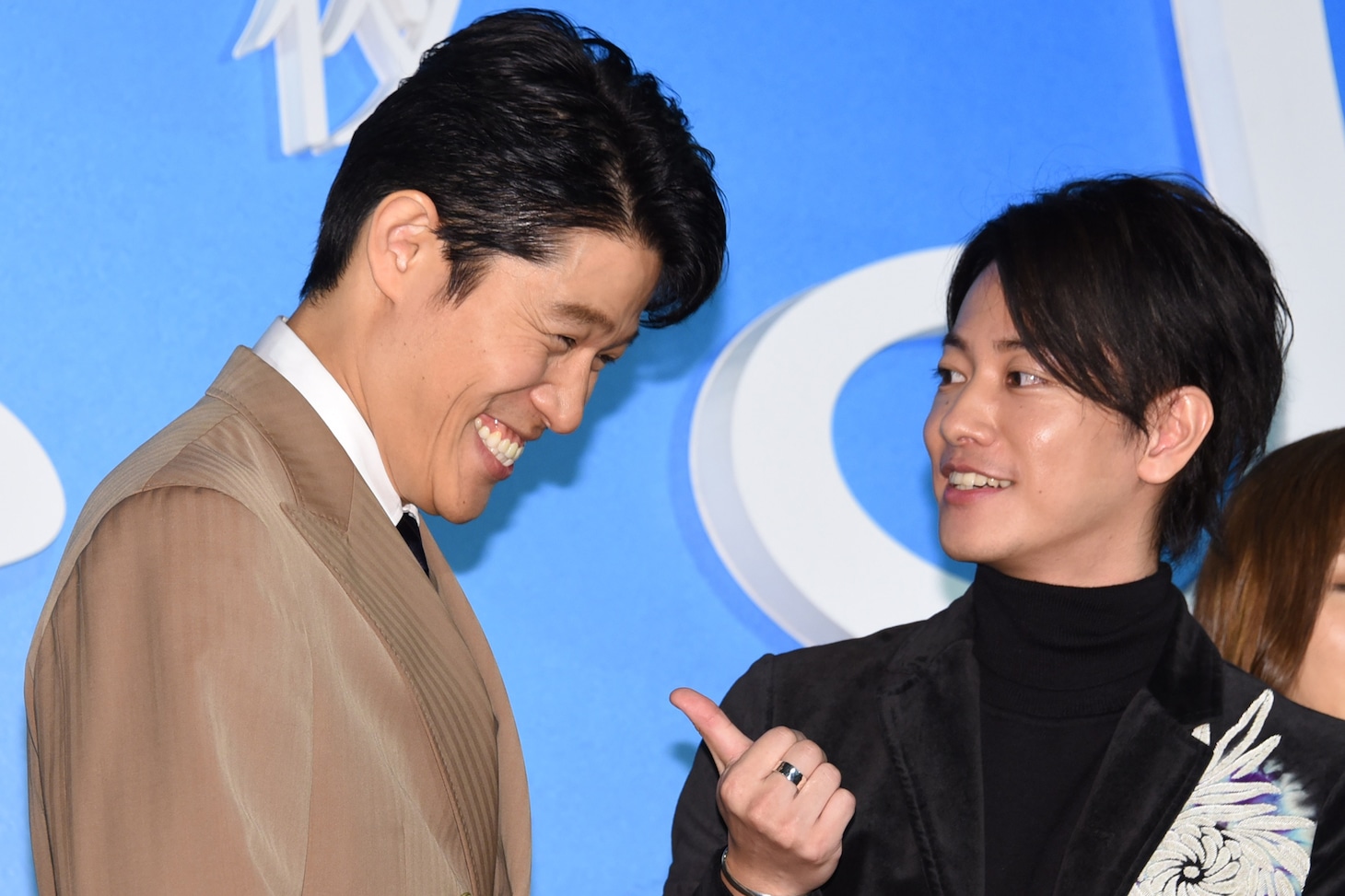 フォトセッションの前に雑談で盛り上がる鈴木亮平（左）と佐藤健（右）。