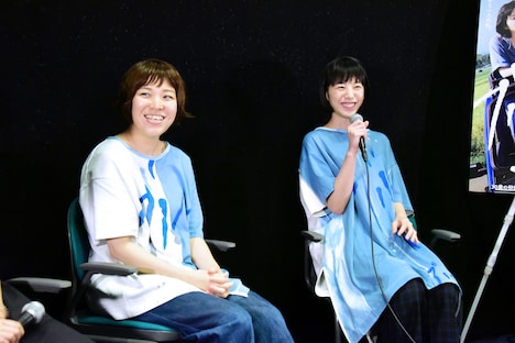「ブルーアワーにぶっ飛ばす」トークイベントの様子。左から箱田優子、夏帆。