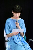 観客からの質問や感想などが書かれた紙を読む夏帆。