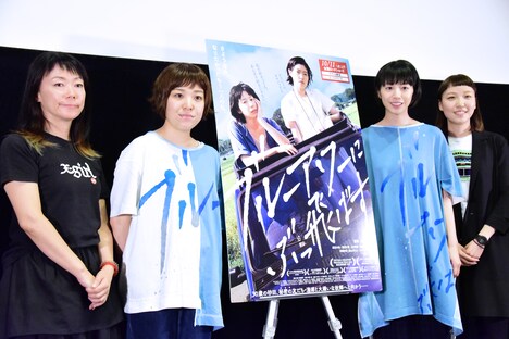 「ブルーアワーにぶっ飛ばす」トークイベントの様子。左から大九明子、箱田優子、夏帆、トミヤマユキコ。