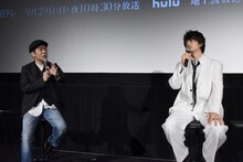 左からマギー、斎藤工。