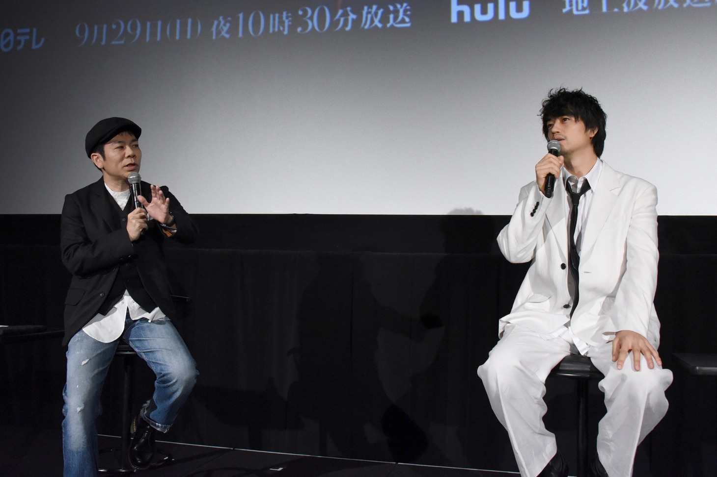 左からマギー、斎藤工。