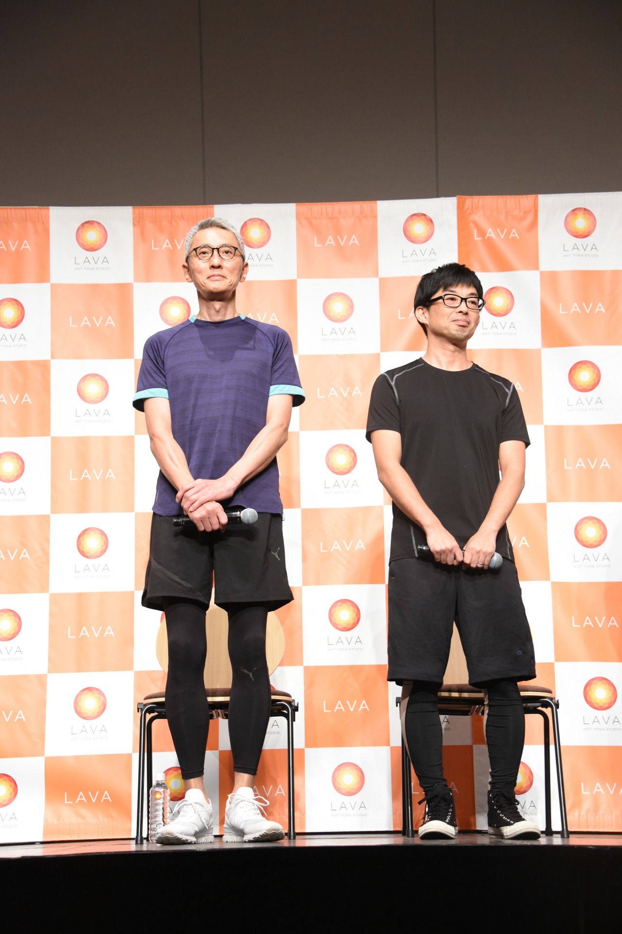 左から松重豊、細川徹。