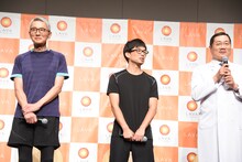 左から松重豊、細川徹、浅田レディースクリニック院長の浅田義正。