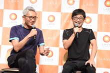 左から松重豊、細川徹。