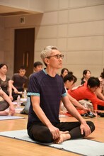 ヨガを体験する松重豊。